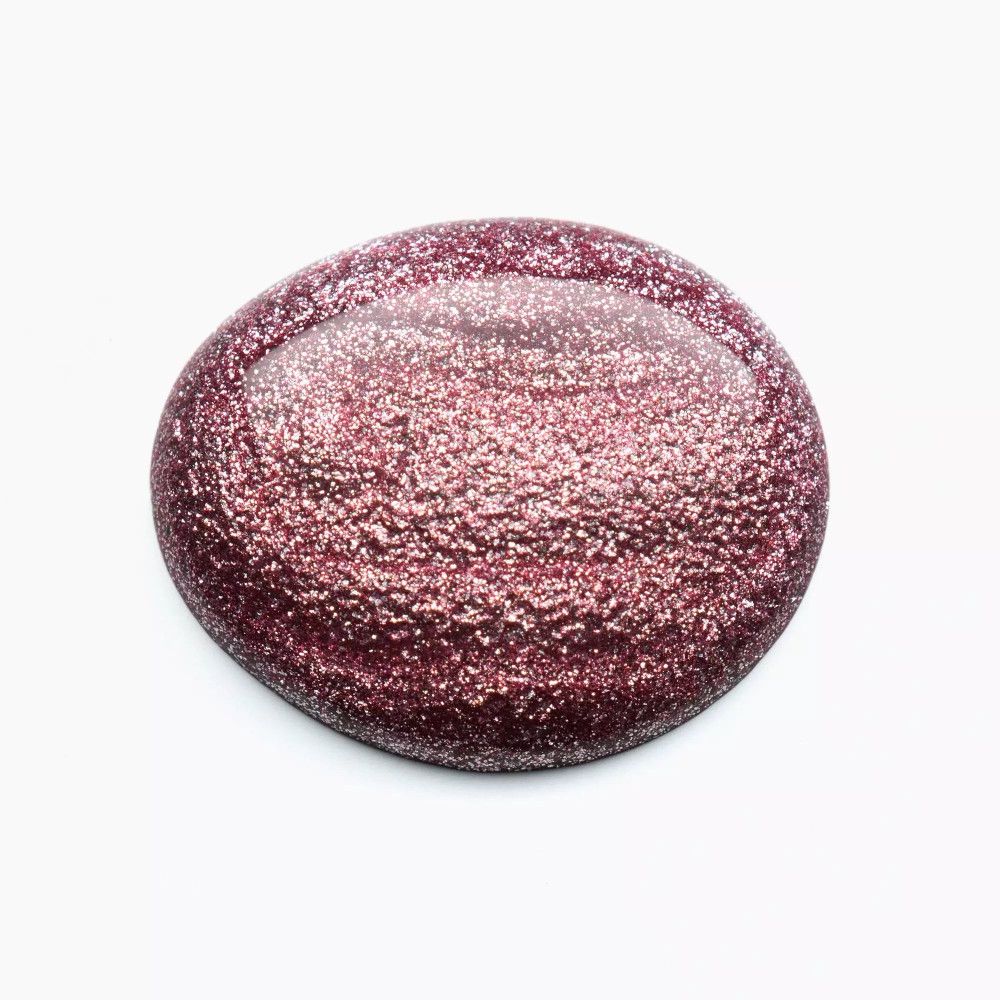 Klecks rosa-metallic Nagellack auf weißem Hintergrund. Die Textur ist sichtbar.