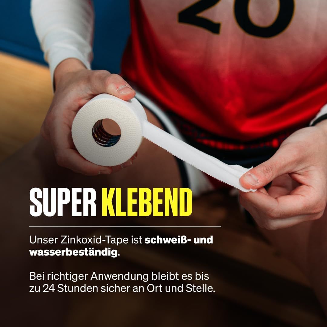 Person wickelt weißes Zinkoxid-Tape von einer Rolle ab. Stark haftend und wasserbeständig.