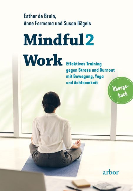 Buchcover mit Titel Mindful2Work. Autoren: Esther de Bruin, Anne Formsma und Susan Bögels. Frau sitzt auf Matte, Yoga-Pose.