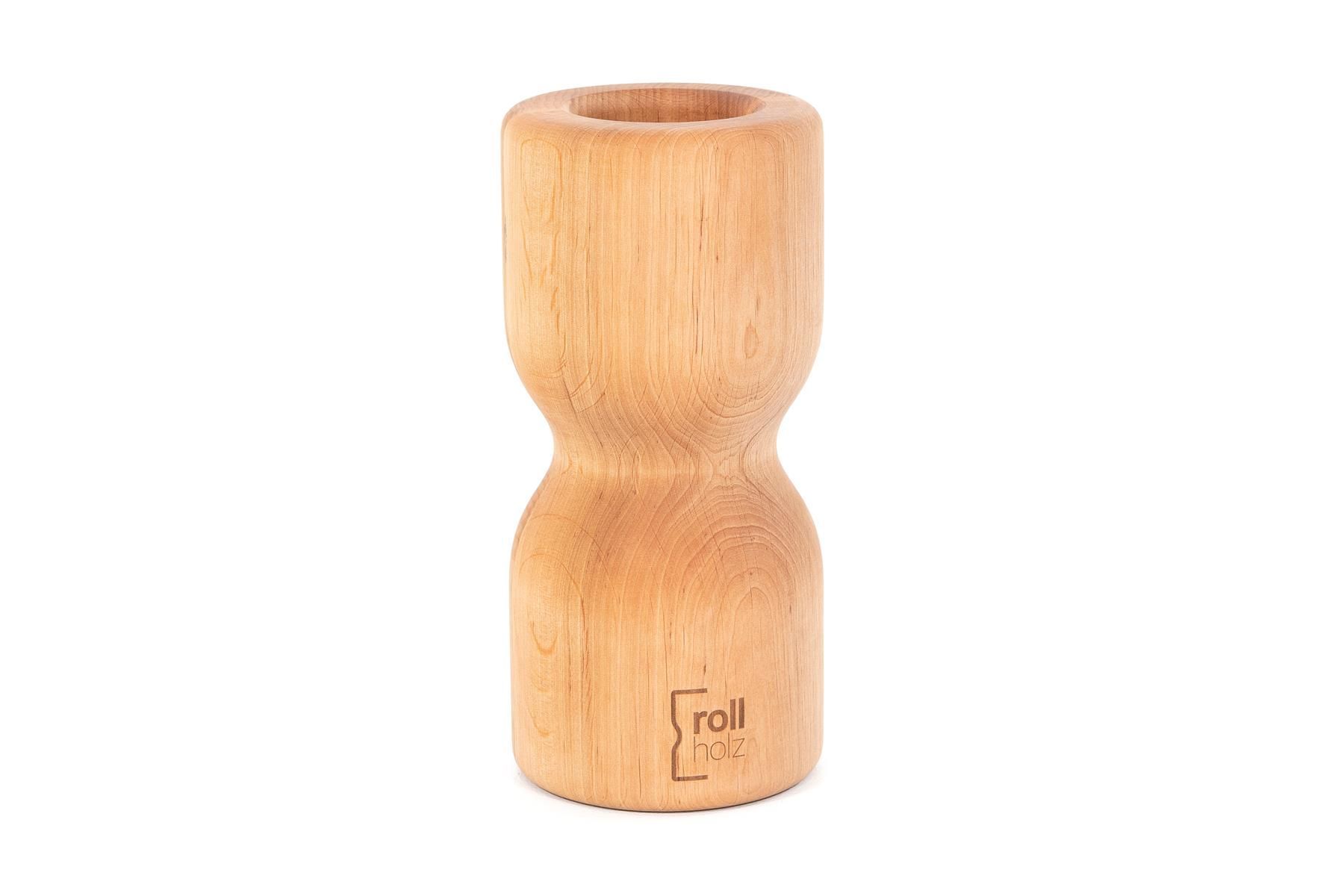 Faszienrolle aus hellem Holz. Zylindrische Form mit taillierter Mitte und Aussparung. Logo 'rollholz'.
