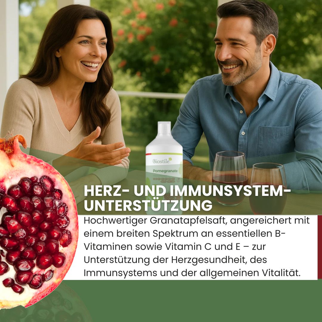 Mann und Frau sitzen im Freien. Auf dem Tisch: Flasche mit Etikett. Granatapfel. Gläser mit rotem Saft.