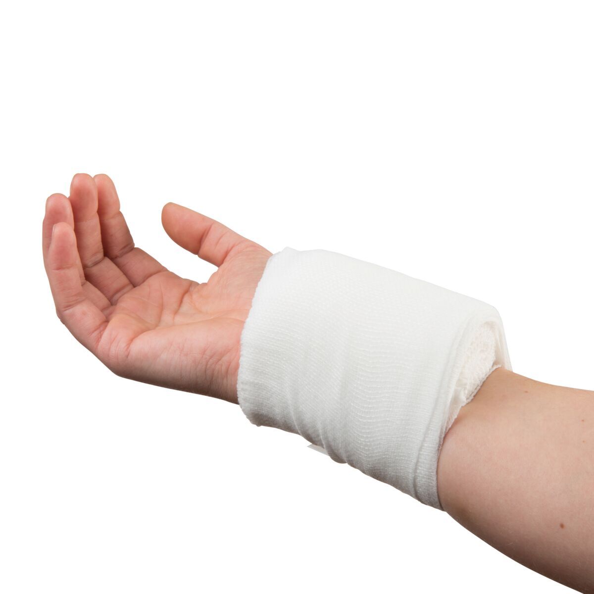 Ein steriler Druckverband ist um das Handgelenk einer Person gewickelt.