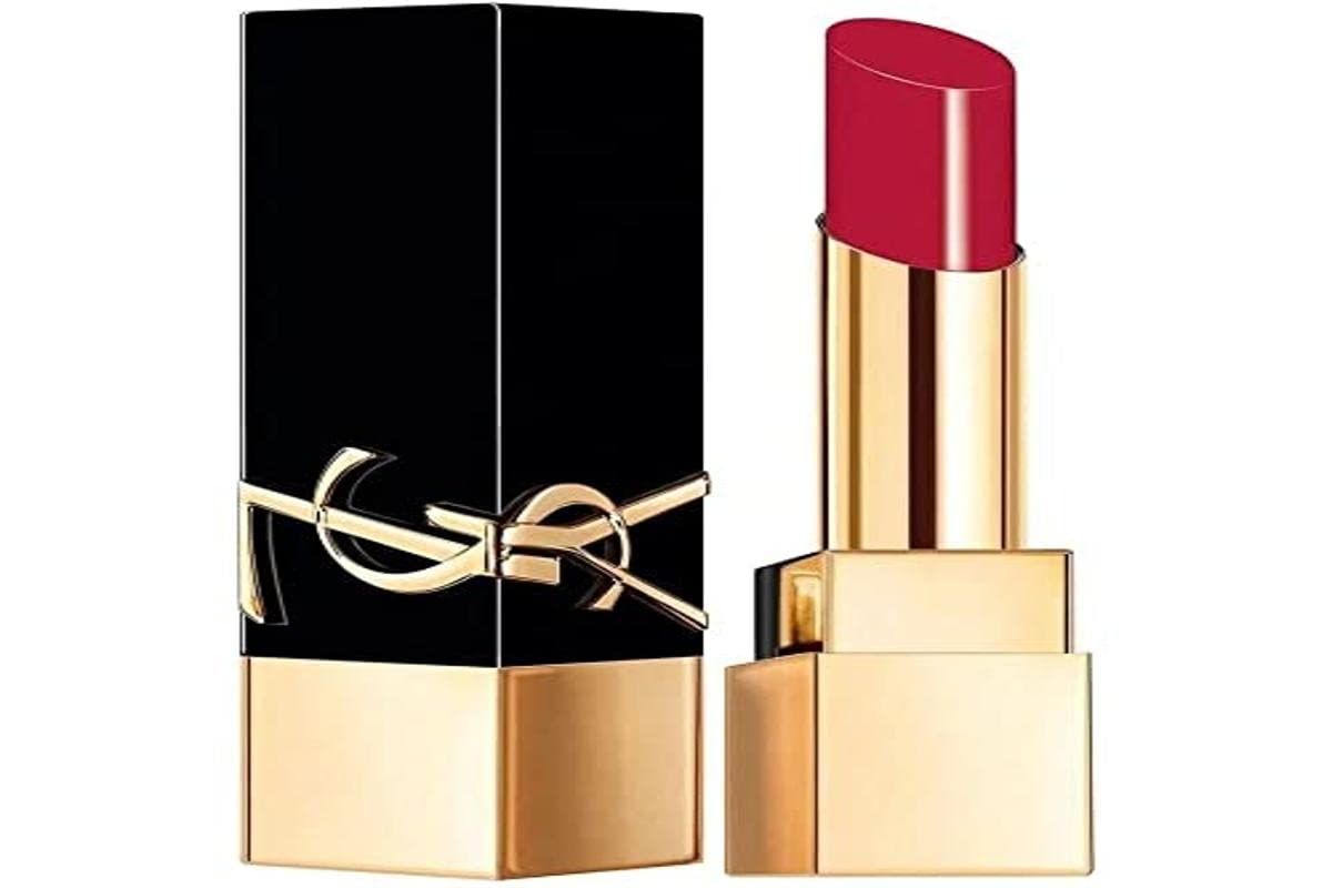Roter Lippenstift, goldene Basis, schwarze Hülse mit goldenem Logo. Geöffnet, Stift sichtbar.