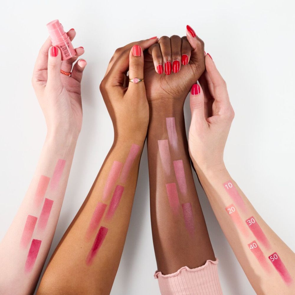 Arme mit Blush-Swatches in verschiedenen Rosatönen. Zahlen markieren die Farbtöne.