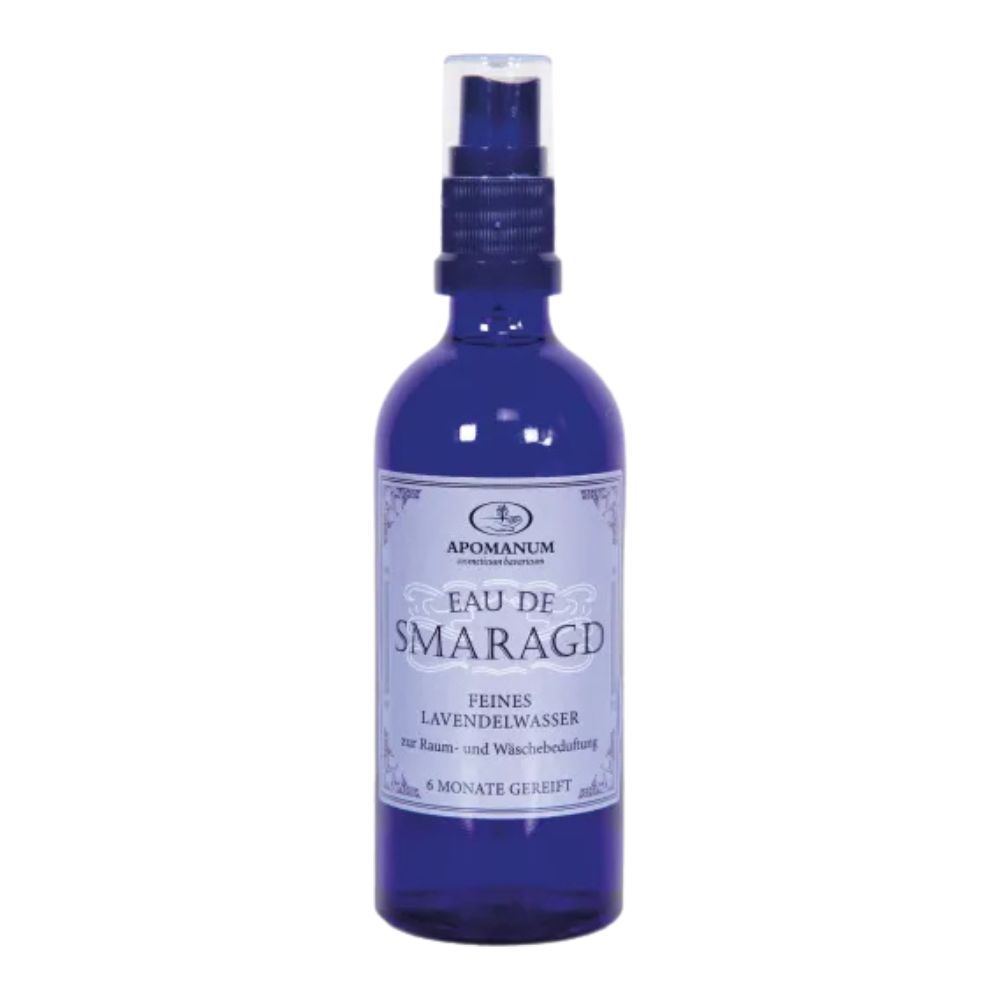 Blaue Flasche mit Sprühkopf. Aufschrift: Eau de Smaragd, feines Lavendelwasser. Marke: Apomanum.