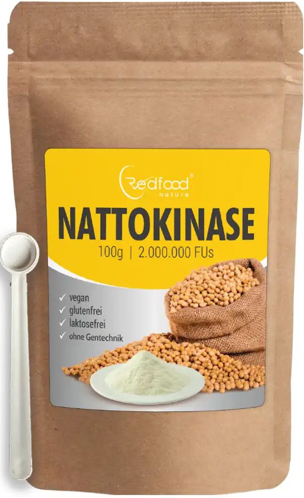 Braune Tüte mit gelbem Etikett. Text: Redfood Nattokinase 100g. Abbildung: Sojabohnen, Pulver und Messlöffel. Vegan, glutenfrei, laktosefrei.