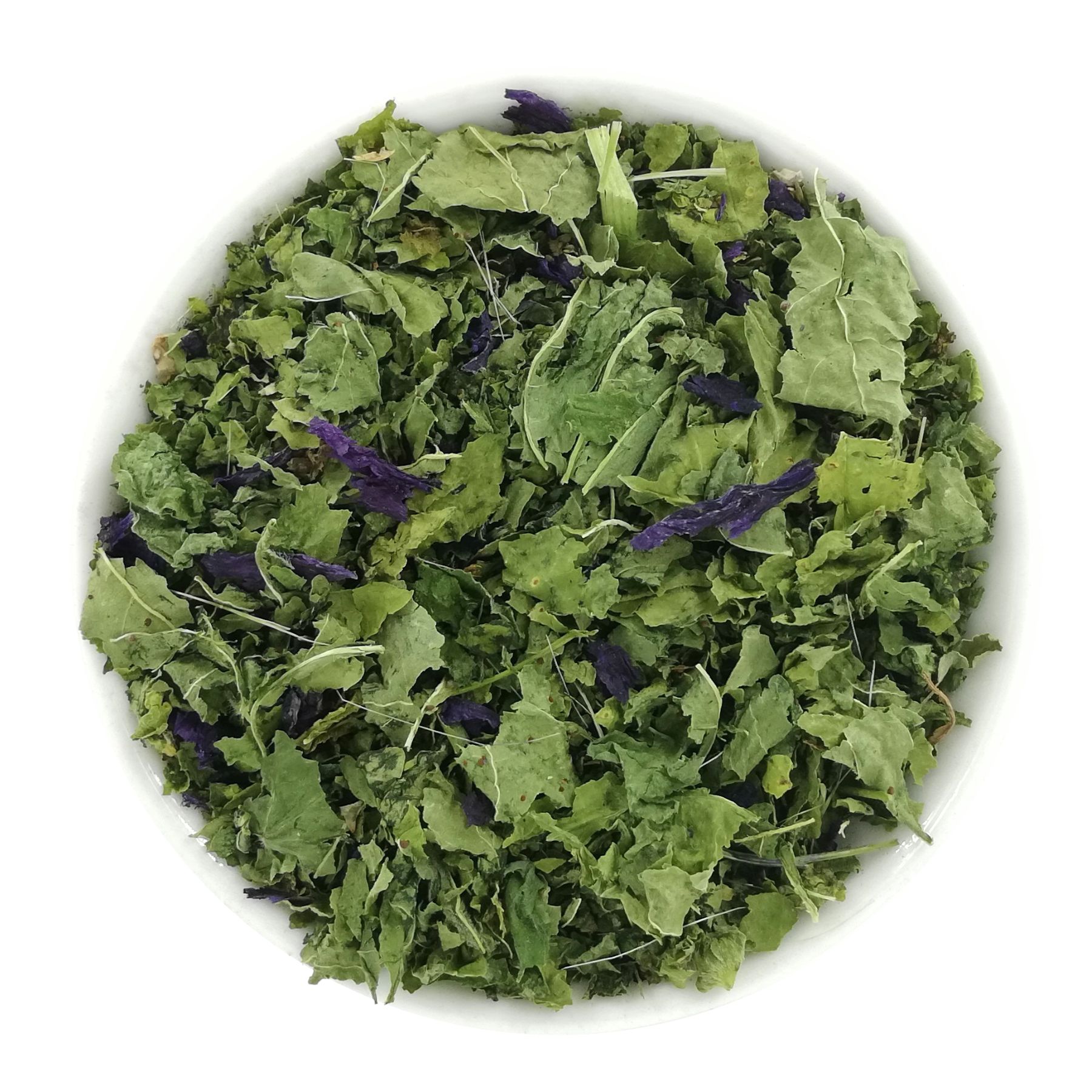 Malventee in weißer Schale. Grünliche Blätter und violette Blütenblätter. Nahaufnahme, Draufsicht.