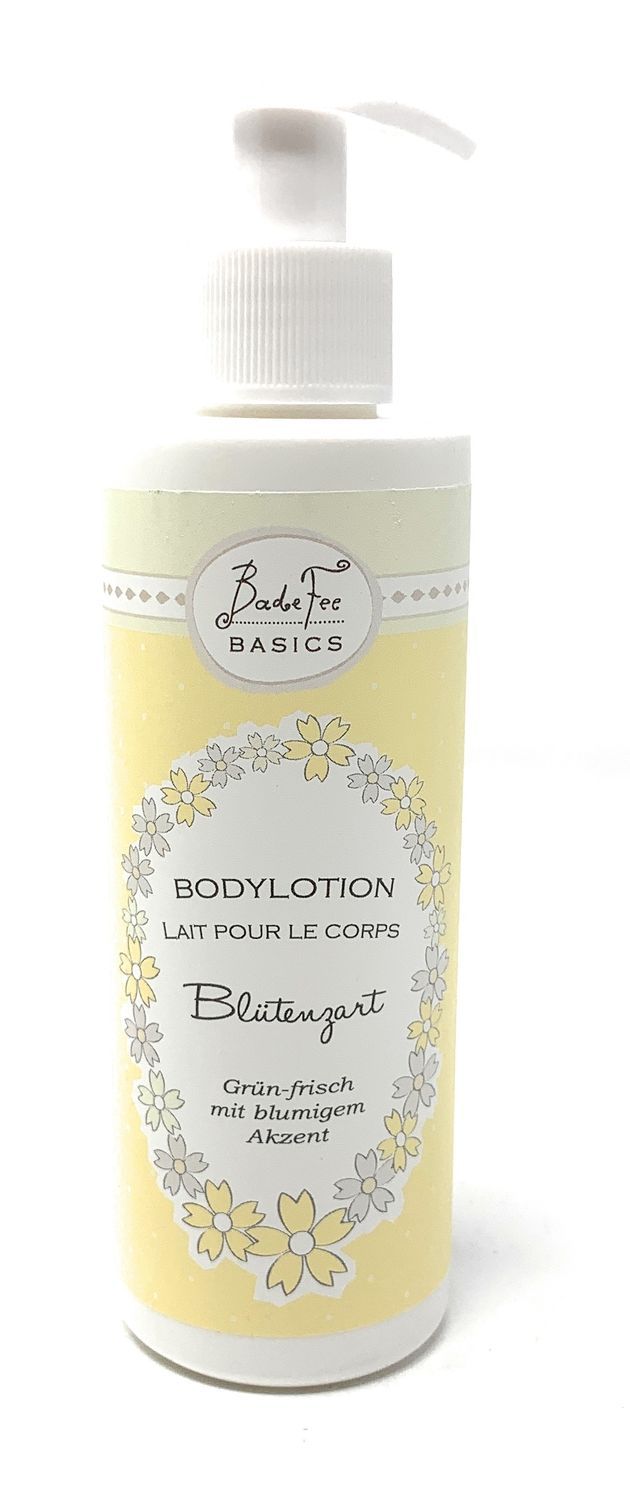 Körperlotion-Flasche mit Spender. Aufschrift: Badefee Basics, Bodylotion Blütenzart. Gelb-weißes Design mit Blumenmuster.