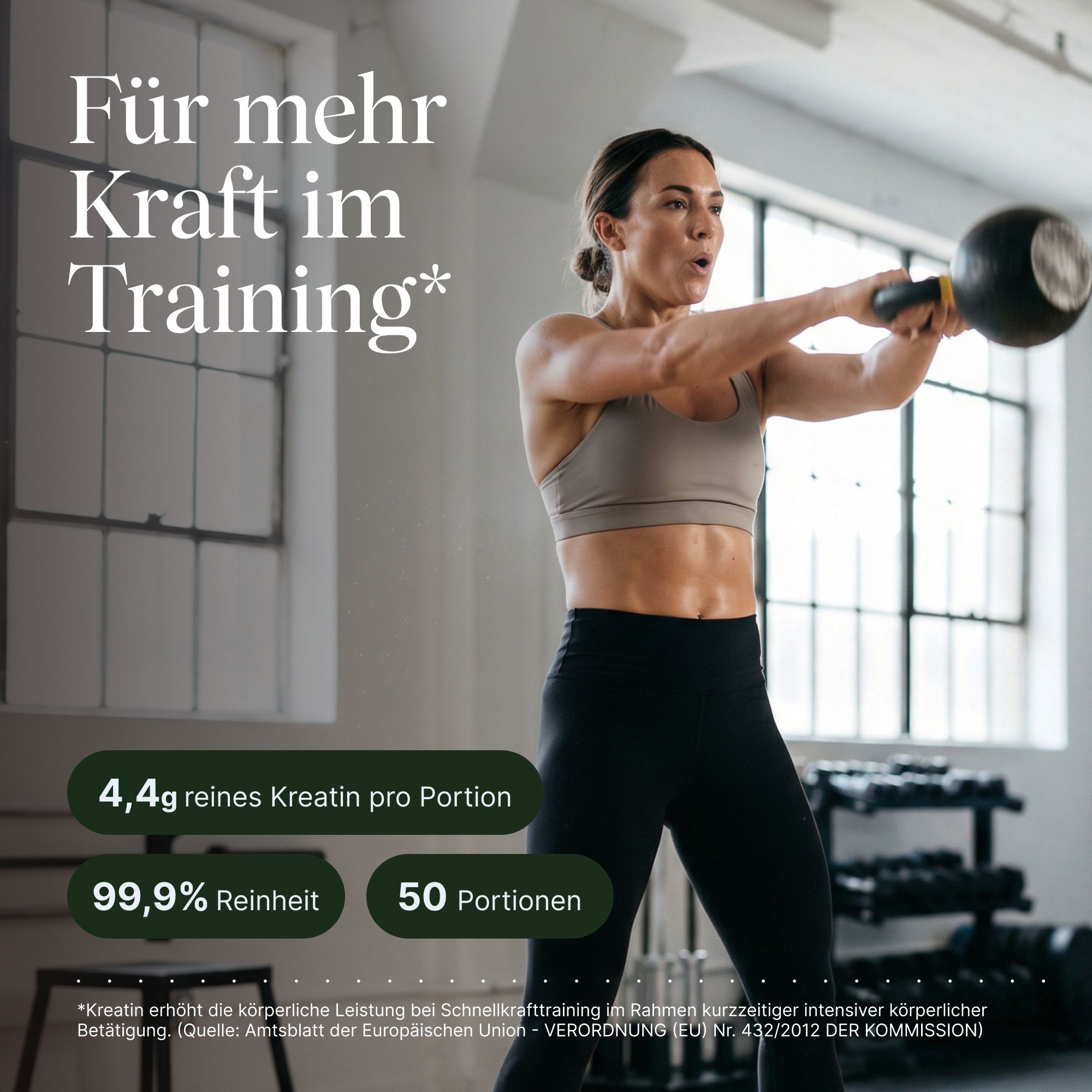 Frau beim Training mit Kettlebell. Text: 4,4g reines Kreatin pro Portion, 99,9% Reinheit, 50 Portionen.