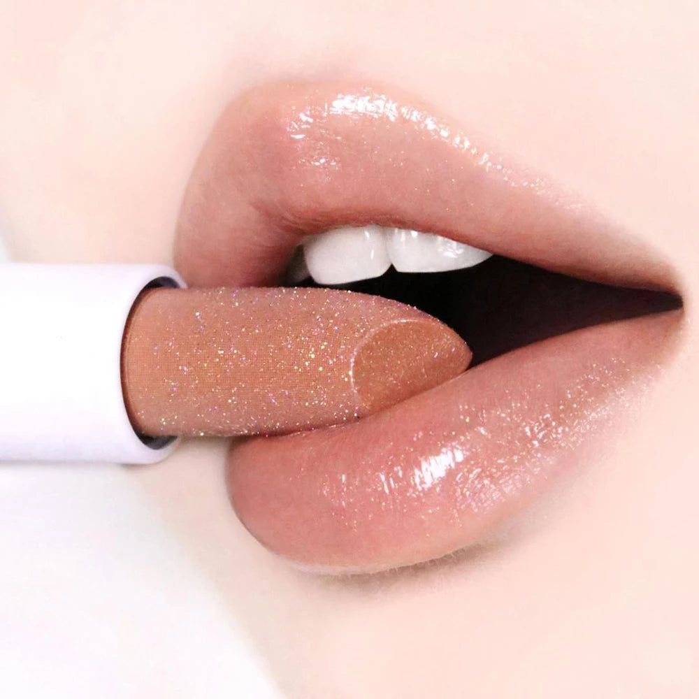 Ein glitzernder, pfirsichfarbener Lippenstift wird auf die Lippen aufgetragen.