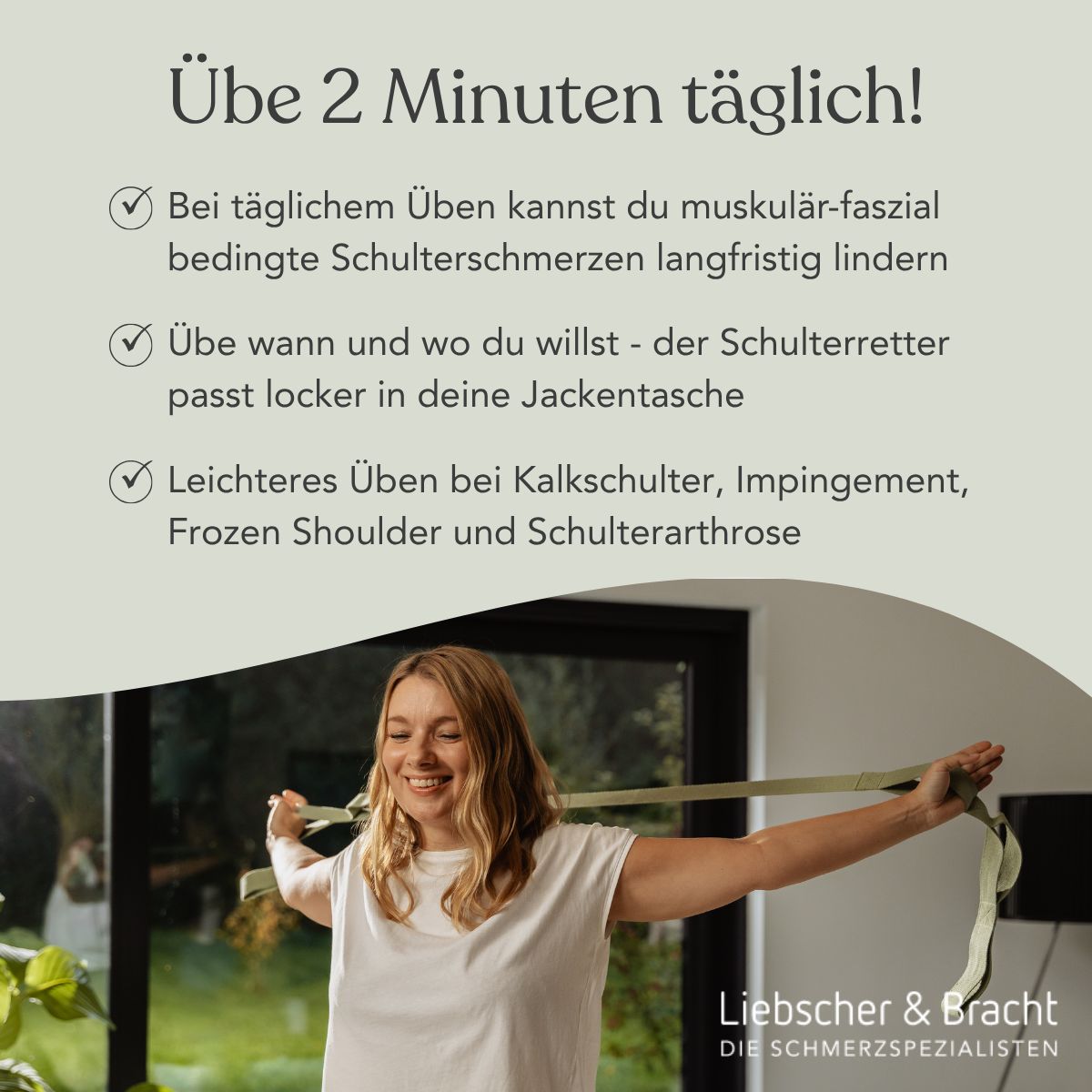 Lächelnde Frau, die ein hellgrünes Band mit Schlaufen hält und ihre Arme zur Seite ausstreckt.