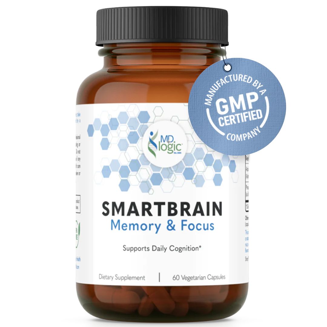 Braune Glasflasche mit schwarzen Deckel. Etikett mit "SMARTBRAIN Memory & Focus". GMP-Zertifizierung.