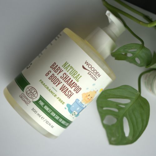 Baby Shampoo & Body Wash Flasche mit Spender. Aufschrift: Wooden Spoon, Natural Baby Shampoo & Body Wash, Cosmos Organic. Mit Blättern.