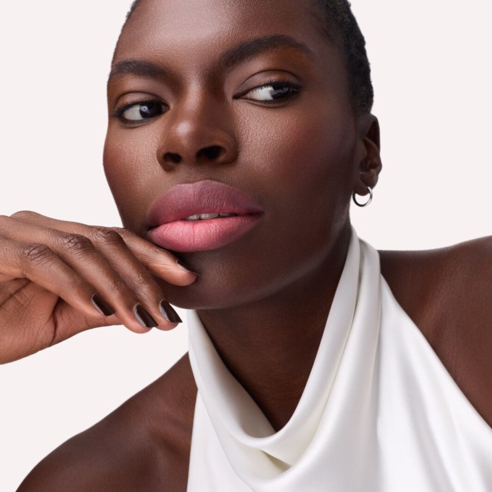 Porträt einer Frau mit Lippen, die mit Catrice Blur-Real Matt Lippenstift geschminkt sind. Rosa Farbton, matte Oberfläche.