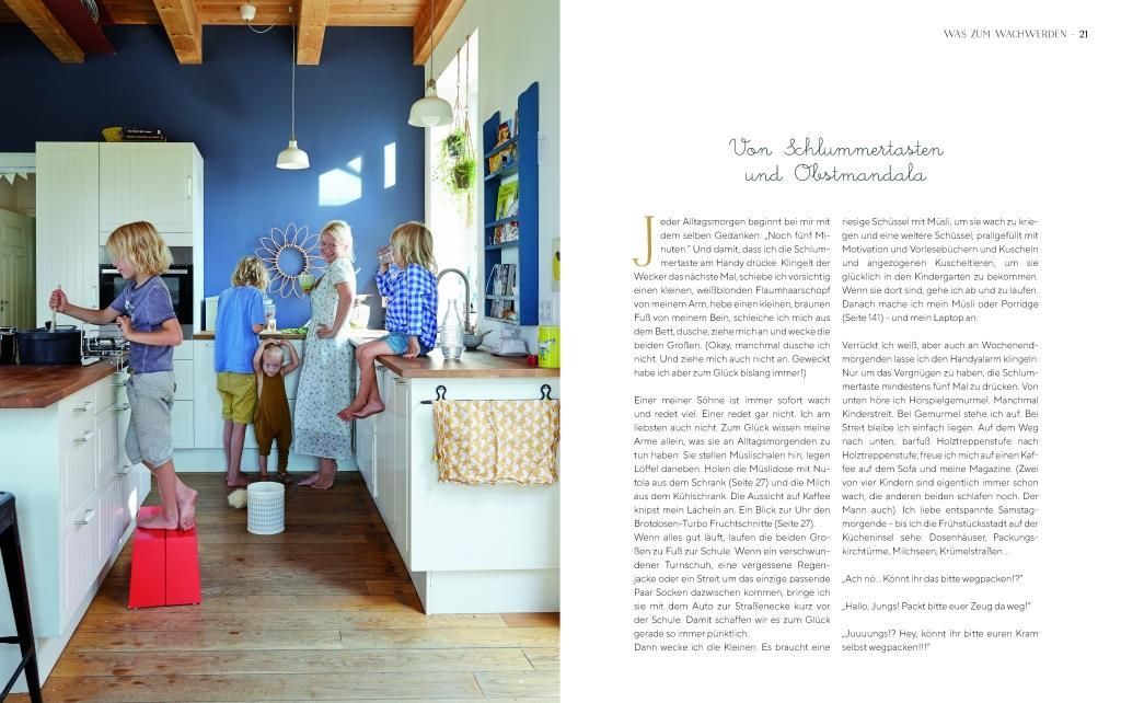 Buchseite: Küche mit Kindern. Kinder an Arbeitsplatte. Text in Spalten. Hintergrund: blaue Wand.