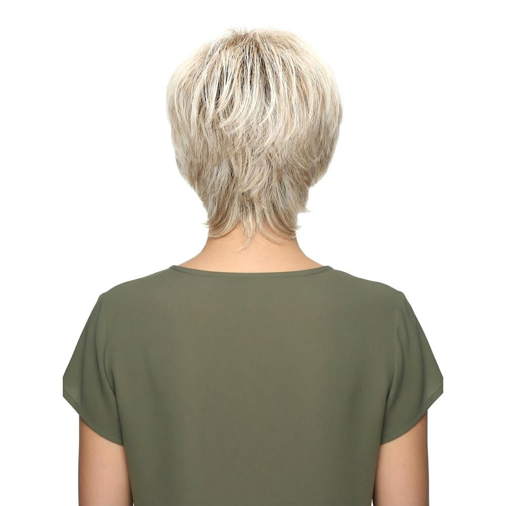 Kurzhaarperücke mit blonden Strähnen. Rückansicht. Die Frau trägt ein grünes Oberteil.