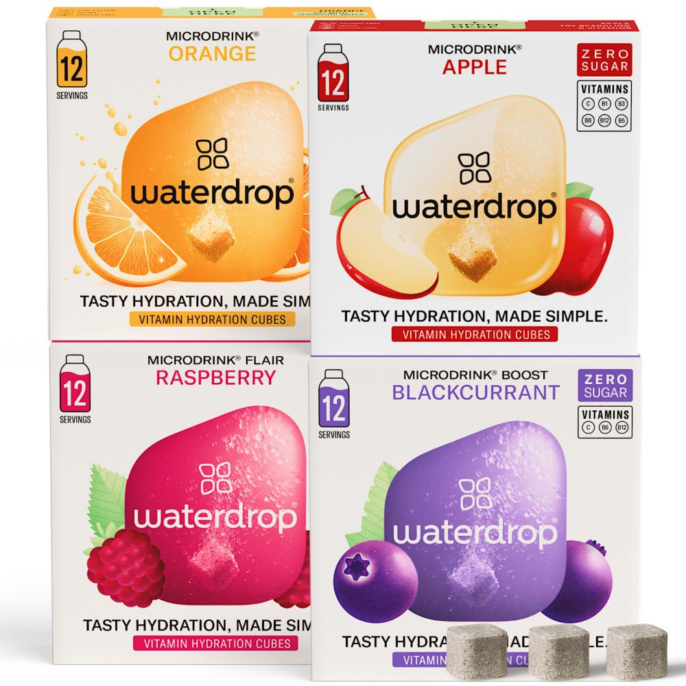 Vier Kartons waterdrop® Microdrink. Orange, Apfel, Himbeere und Schwarze Johannisbeere. Jedes mit 12 Portionen. Logo und Produktnamen deutlich sichtbar.