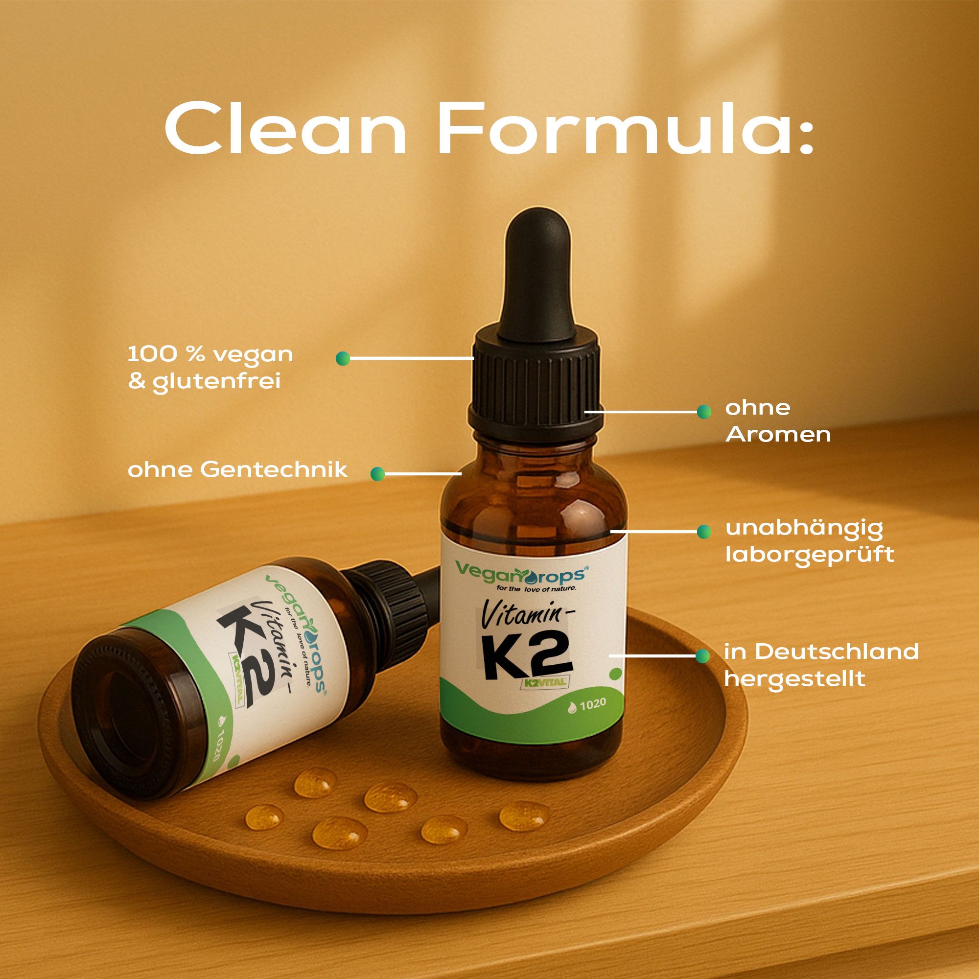 Zwei braune Glasflaschen mit Tropfern. Aufschrift: Vitamin K2. Auf einem Holztablett. Text: 100% vegan & glutenfrei, ohne Aromen.