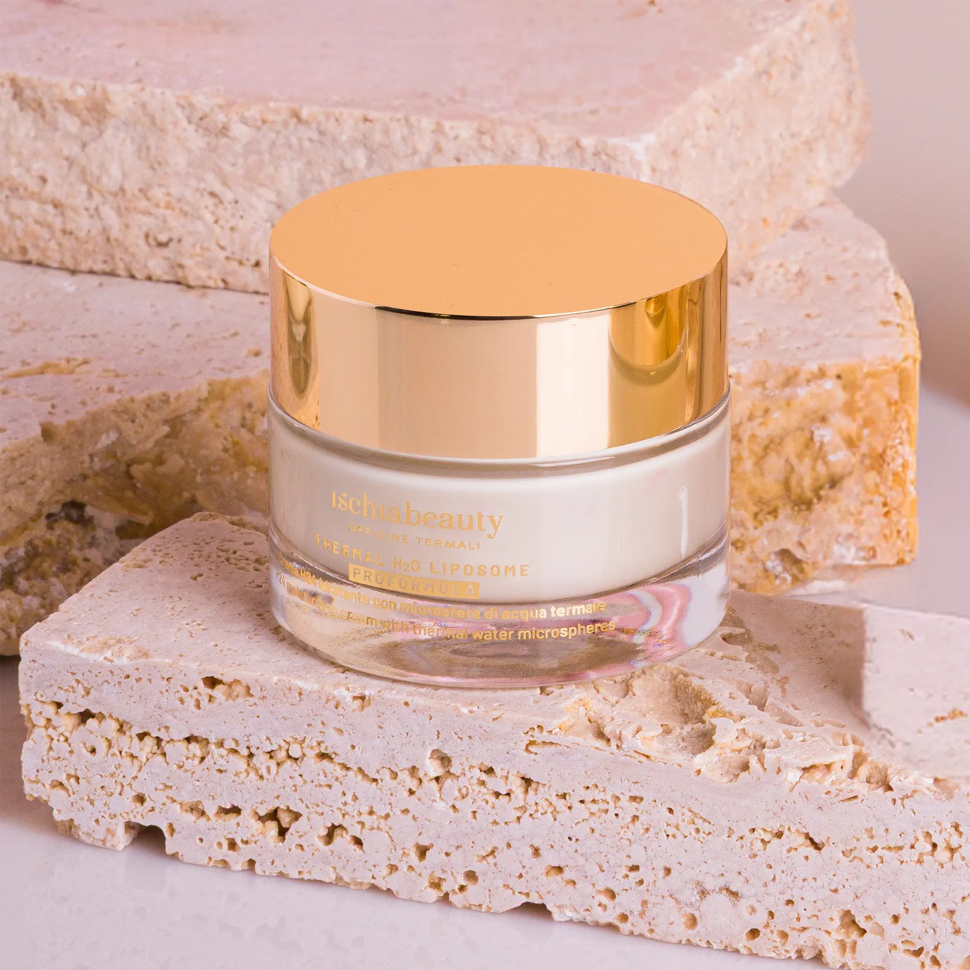Cremebehälter mit goldenem Deckel. Aufschrift: ischiabeauty. Aufschrift: Crema H24 idratante con microsfere di acqua termale.