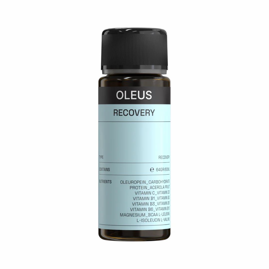 Braune Glasflasche mit schwarzem Deckel. Etikett mit Produktnamen und Inhaltsstoffen. "OLEUS RECOVERY" steht auf dem Etikett.