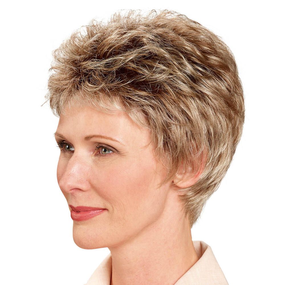 Kurzhaarperücke mit blonden Strähnen. Seitenansicht einer Frau. Beige Bluse.