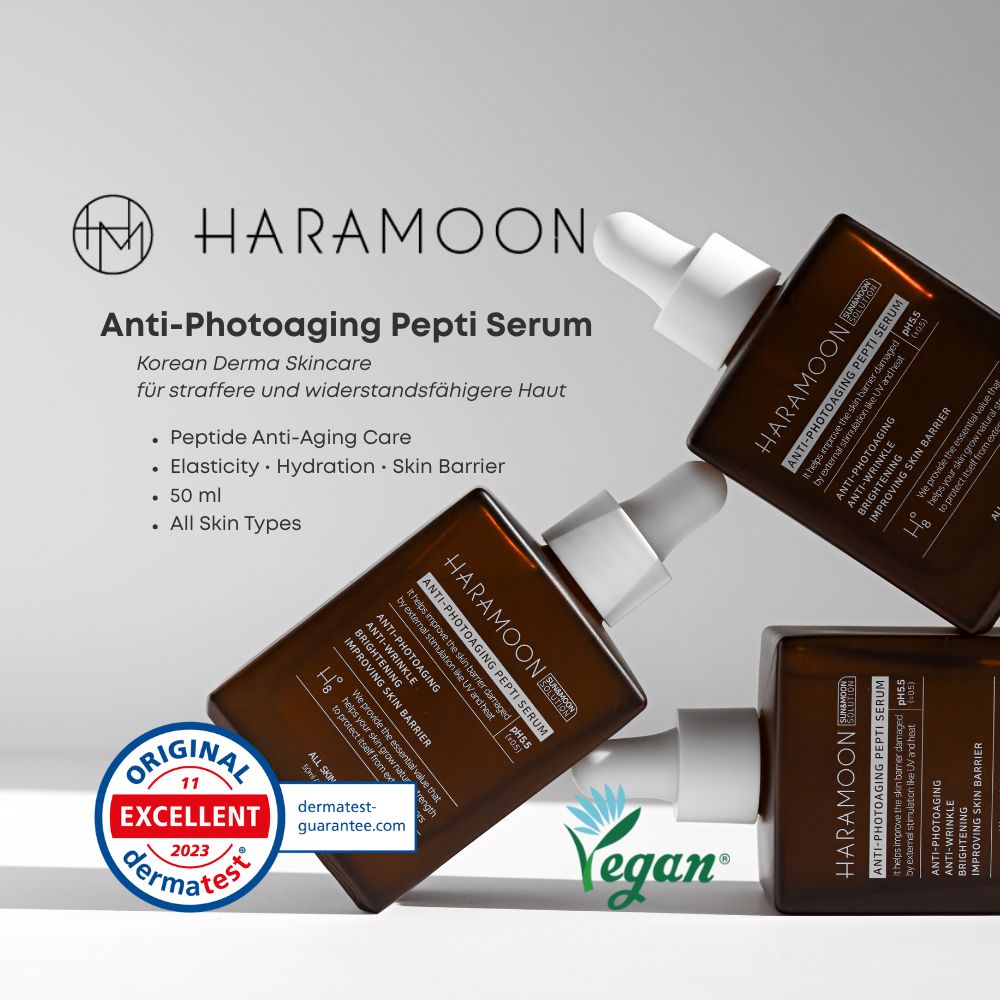 Mehrere Serumflaschen mit Tropfer, Produktname und Informationen zur Hautpflege, mit Dermatest-Siegel.