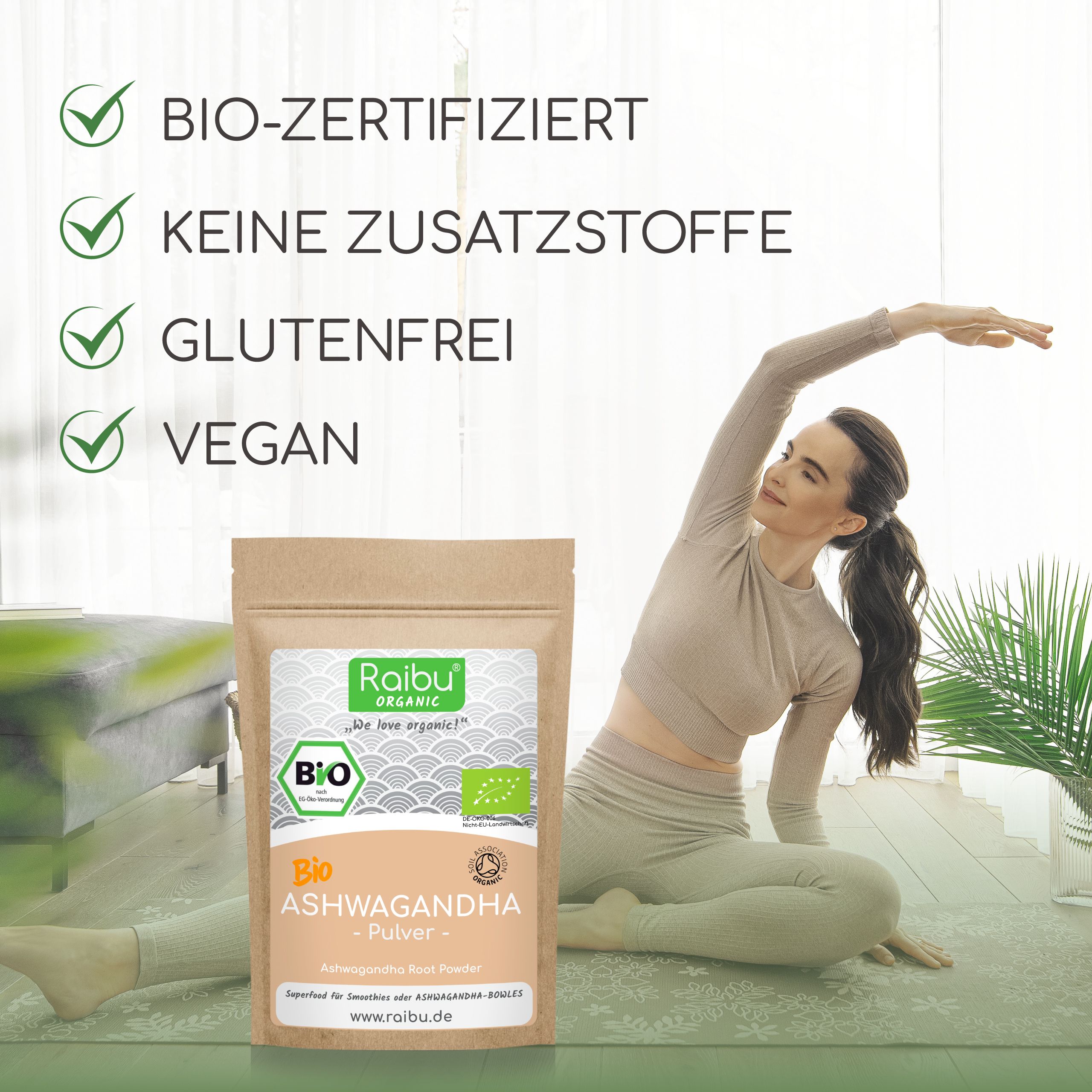 Frau in Sportkleidung. Braune Tüte mit Aufdruck. BIO Ashwagandha Pulver. Siegel: BIO, EU-Bio-Logo, Raibu Organic. Text: BIO-zertifiziert, vegan.