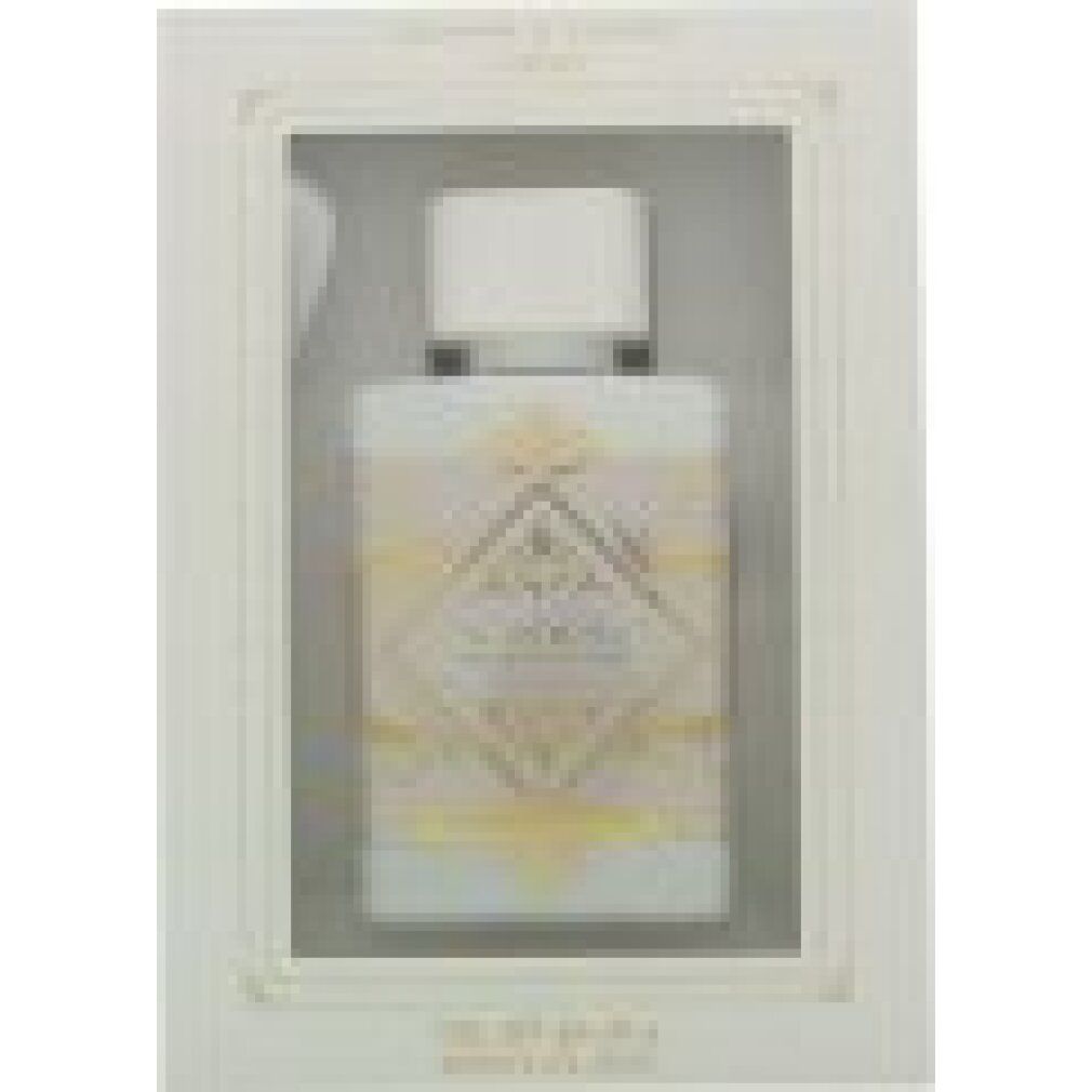 Parfümflakon in weißer Verpackung. Goldfarbene Verzierungen und Schriftzug. Aufschrift: Badee Al Oud.