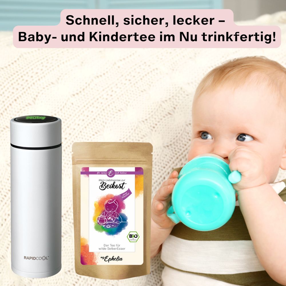 Baby trinkt aus einem Becher. Daneben Thermosflasche und Teebeutel-Verpackung.