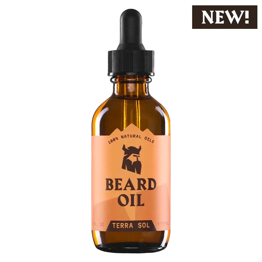 Braune Glasflasche mit Pipette. Aufkleber mit Logo und Schriftzug BEARD OIL, Terra Sol. Aufschrift: 100% Natural Oils. Etikett: NEW!