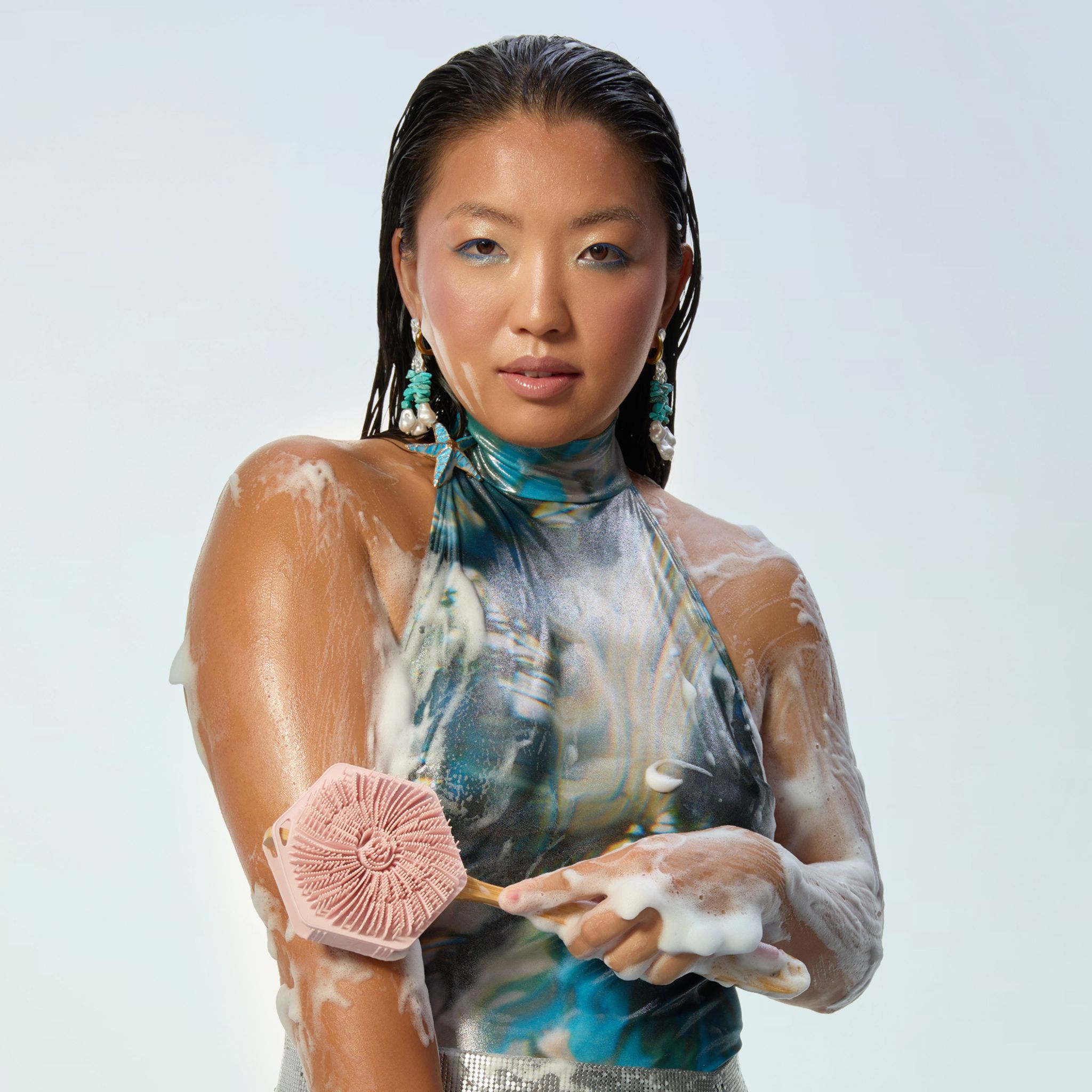 Frau mit rosa Bürste und Schaum.