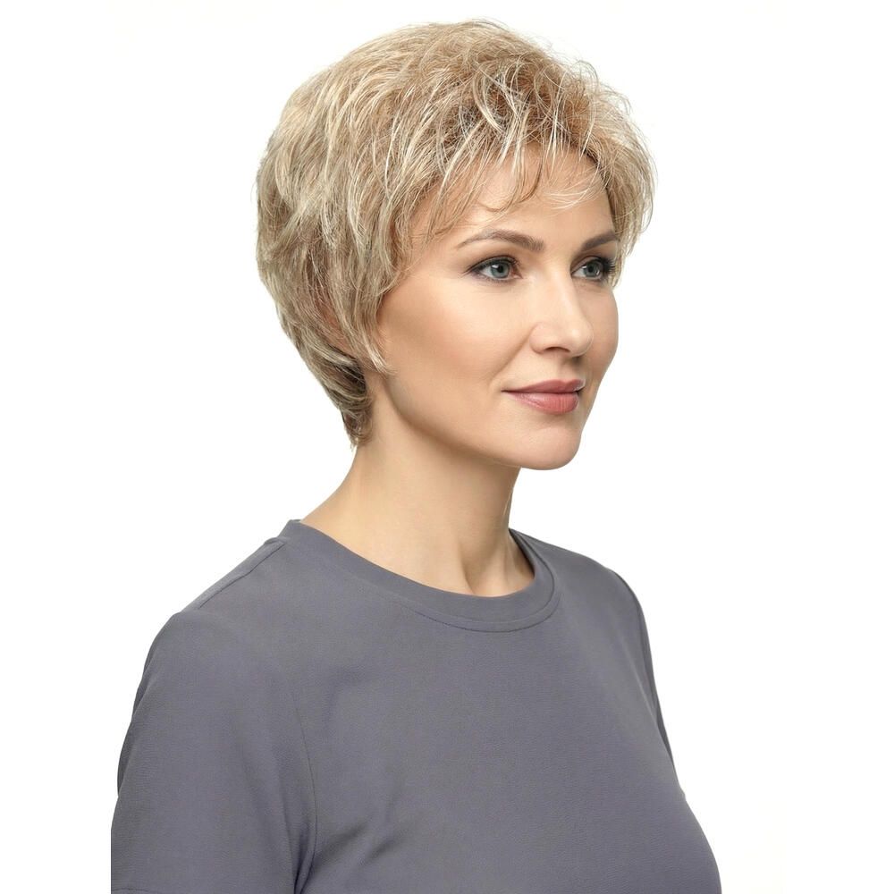 Blonde Kurzhaarperücke. Frau, Blick nach rechts, trägt graues T-Shirt.