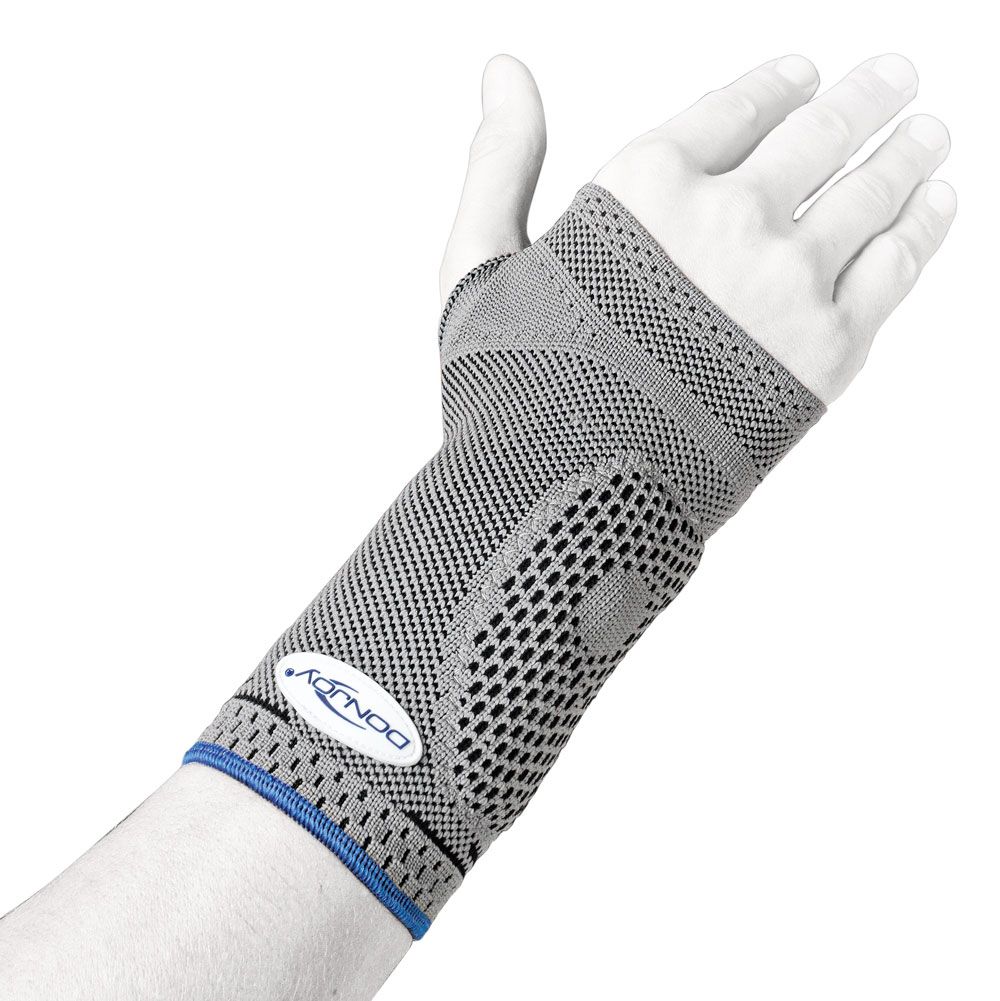 Graue Handgelenkbandage. DONJOY Logo. Blaues Detail am Saum. Mesh-Gewebe. Am Handgelenk getragen.