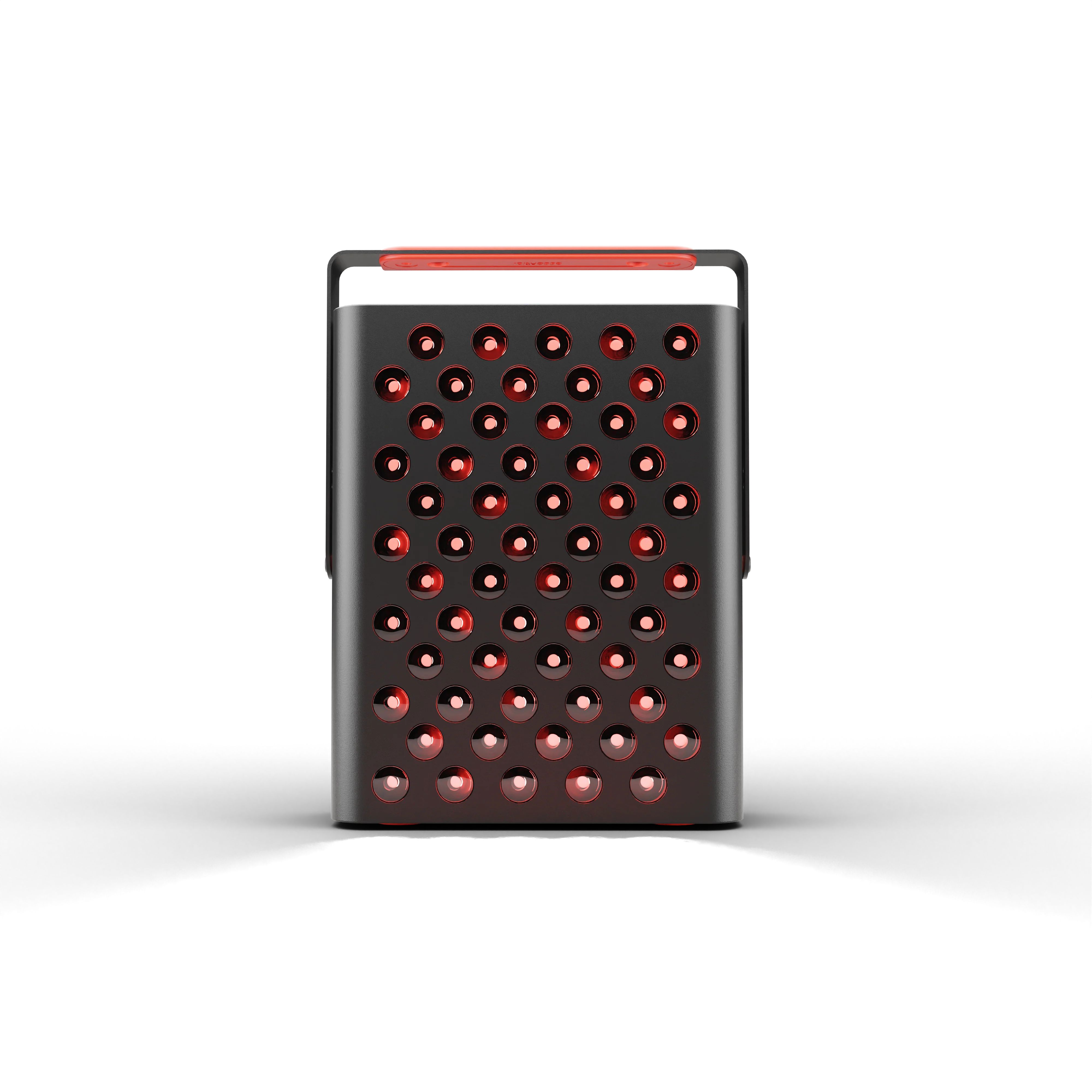 Schwarzes Gerät mit roten Lichtern. Rechteckige Form, viele runde Öffnungen. Oberer Griff.