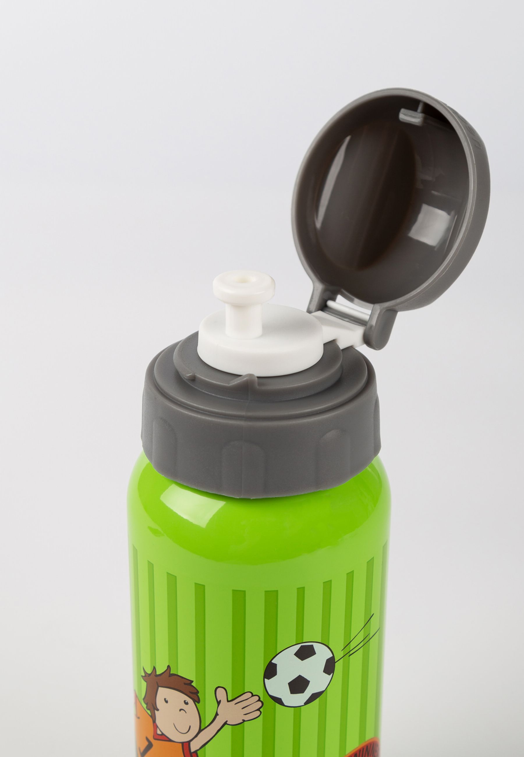 Grüne Trinkflasche mit Fußballmotiv. Grauer Deckel, geöffnet. Aufschrift: SIGIKID.