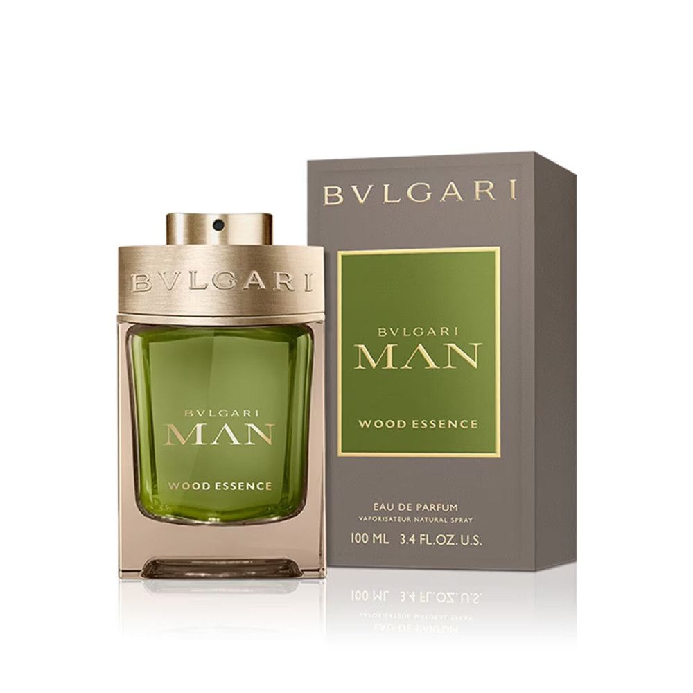 Bvlgari Man Wood Essence Eau de Parfum 100ml Flakon neben der passenden Verpackung.