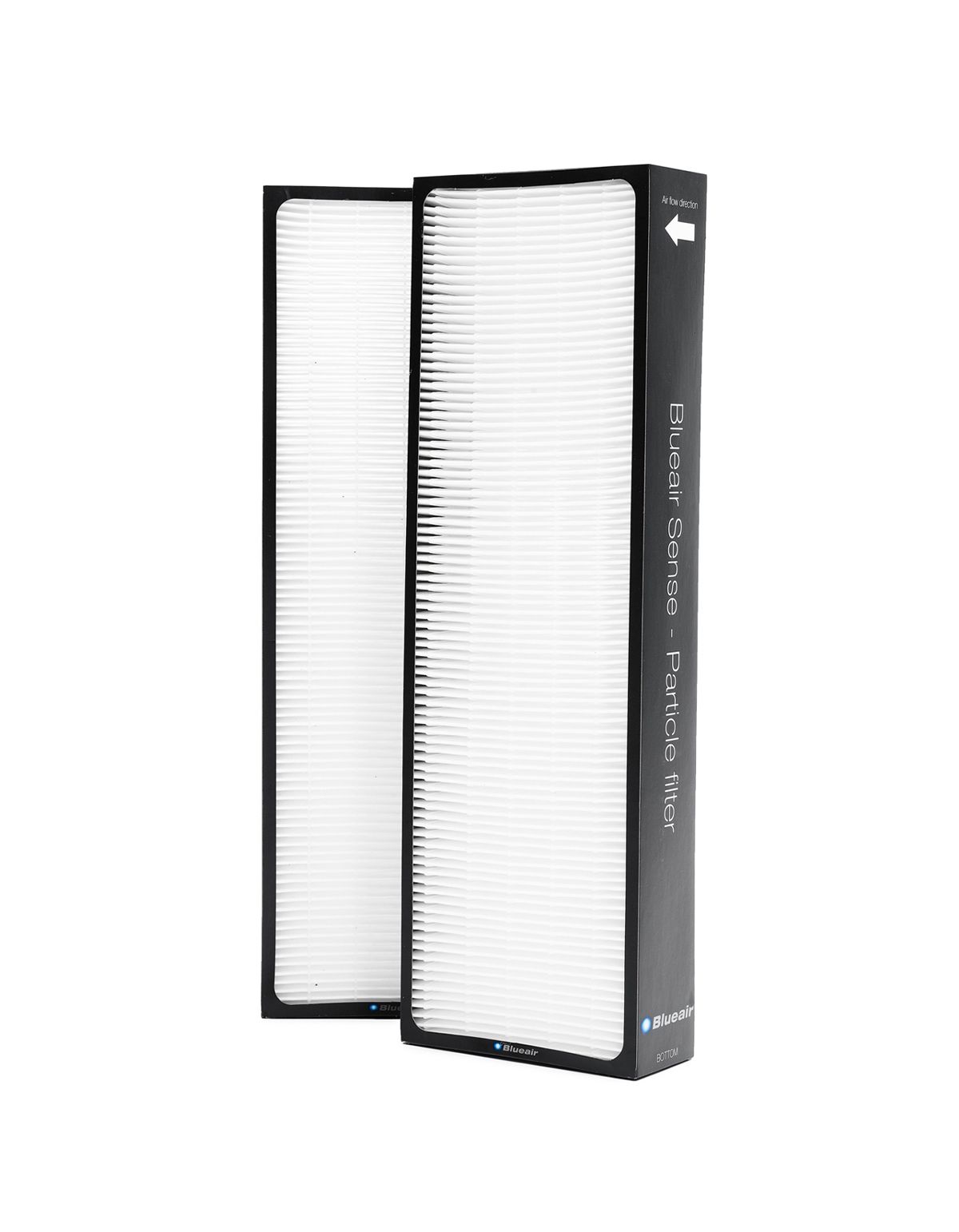 Zwei rechteckige Filter mit weißem Filtermedium und schwarzem Rahmen. Auf einem Filter steht "Blueair Sense - Particle filter".