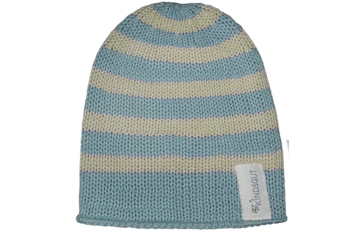 Hellblau-weiß gestreifte Kindermütze. Label mit Kindsgut-Logo. Gestricktes Material.