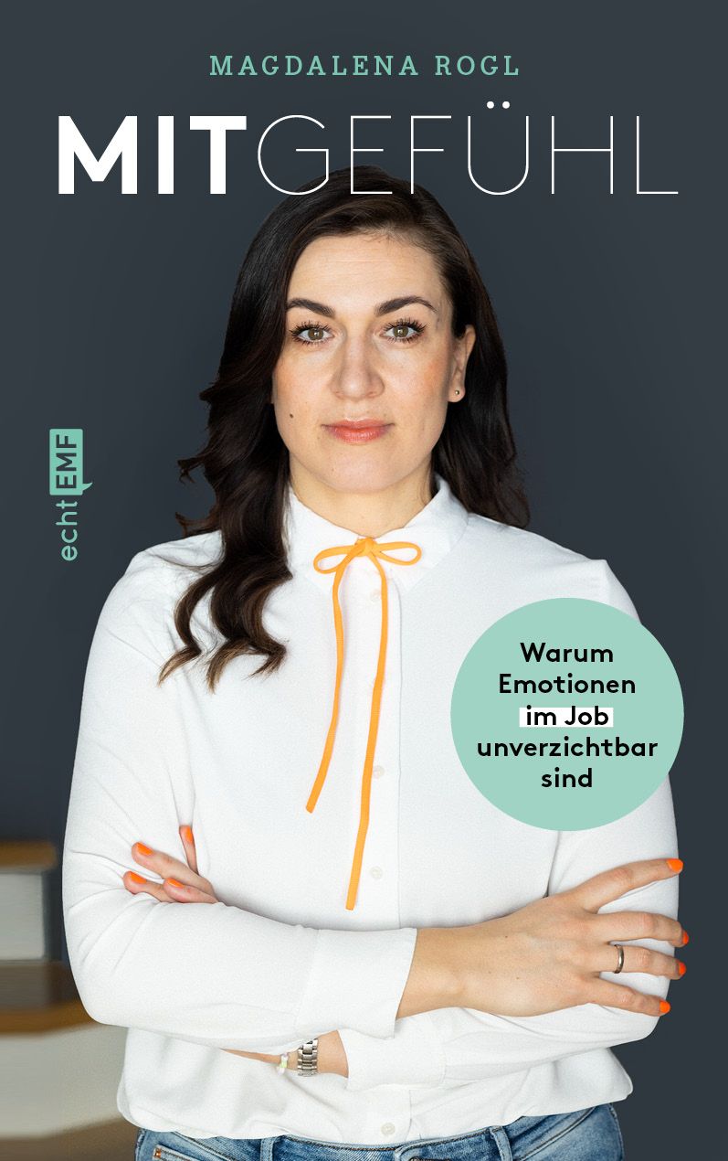 Buchcover mit Titel "MitGefühl" und Autorin Magdalena Rogl. Frau mit verschränkten Armen, Text über Emotionen im Job.