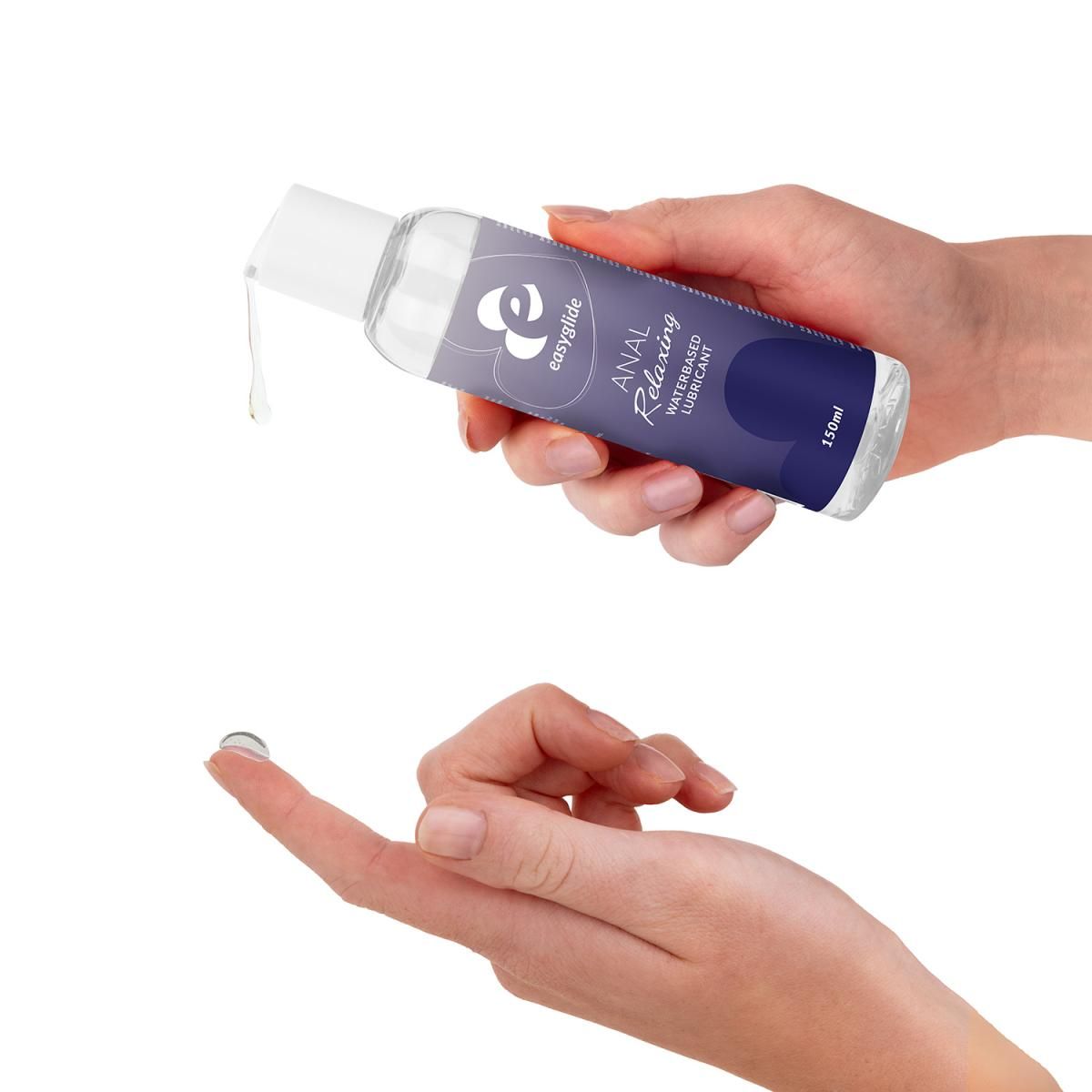 EasyGlide Anal Relaxing Gleitgel, 150ml Flasche, mit Tropfen auf Finger.