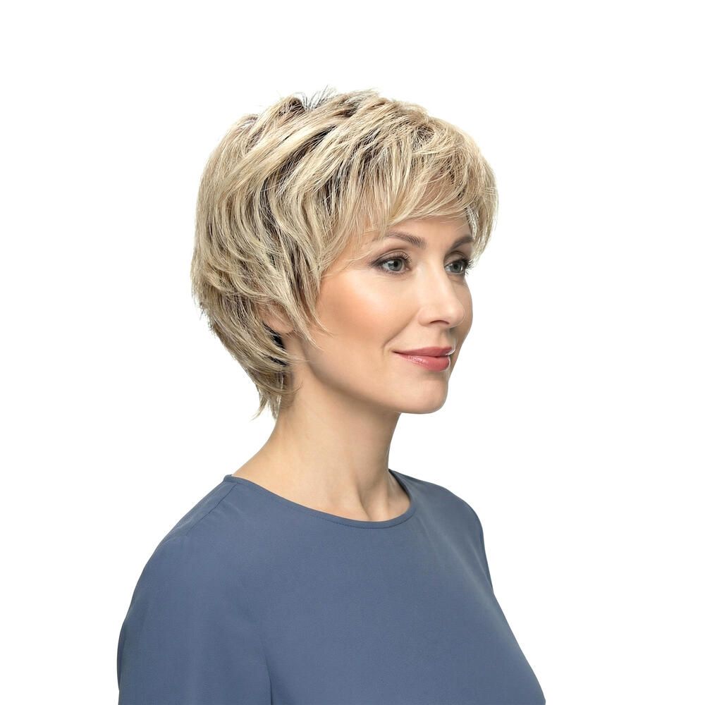 Kurzhaarperücke in Blondtönen, seitlich von einer Frau getragen. Die Frisur hat einen Pony und ist leicht gestuft.