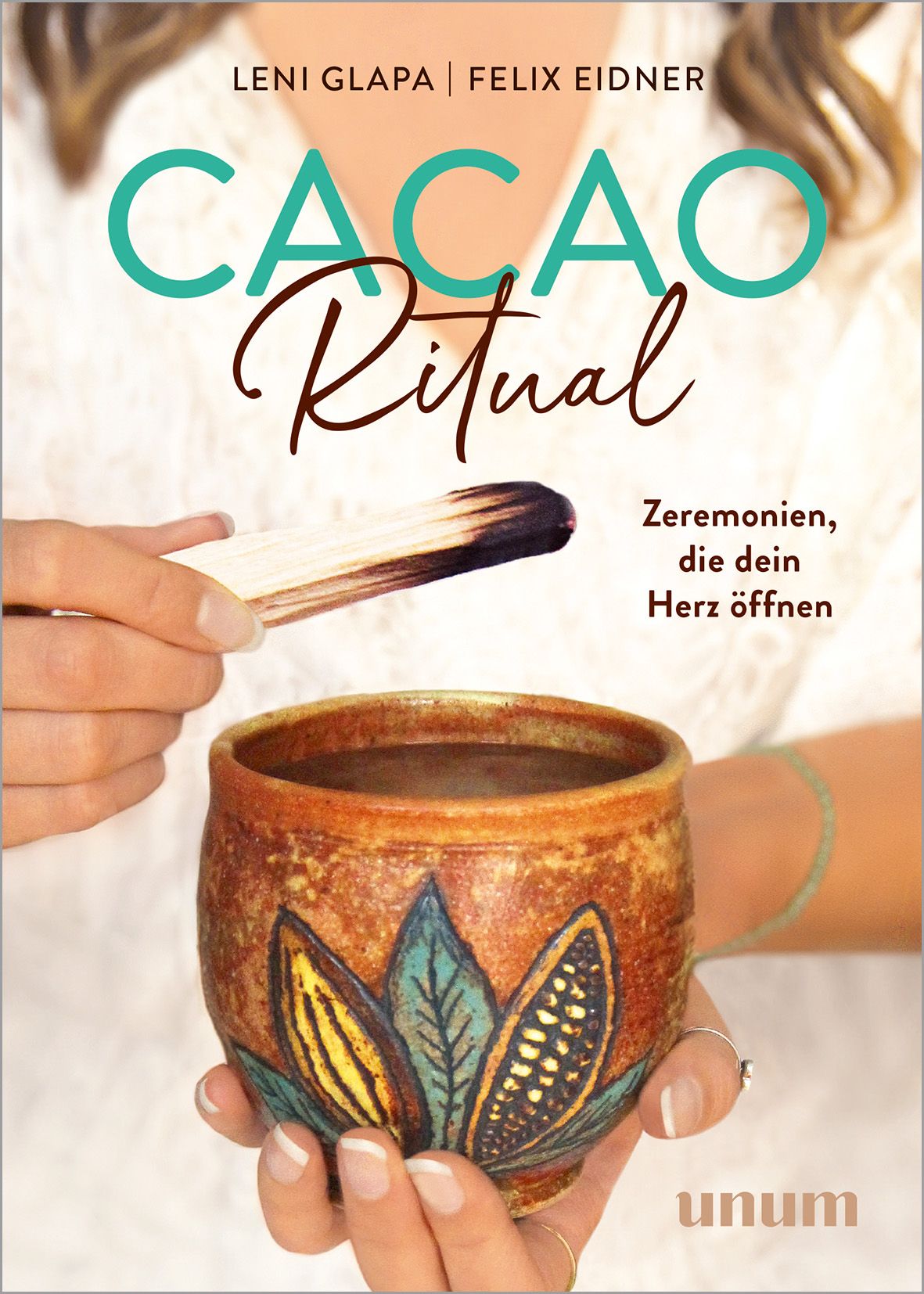Buchcover mit Titel "Cacao Ritual". Hände halten eine Tasse und ein Räucherstäbchen. Unum-Logo.