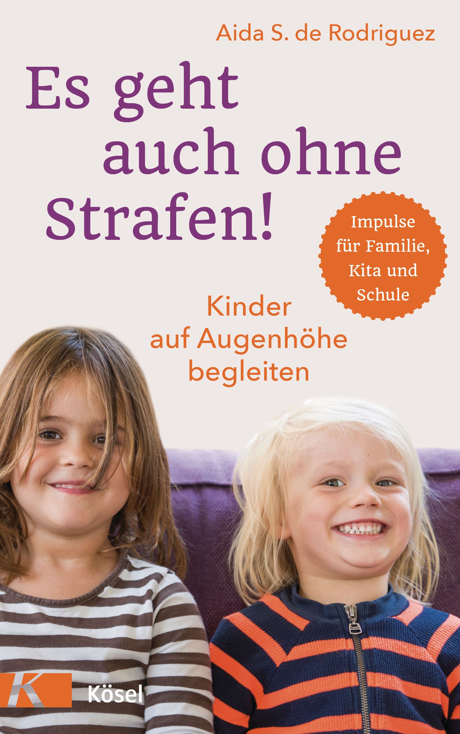 Buchcover mit Titel: Es geht auch ohne Strafen! Kinder auf Augenhöhe begleiten. Zwei lächelnde Kinder. Verlag Kösel.