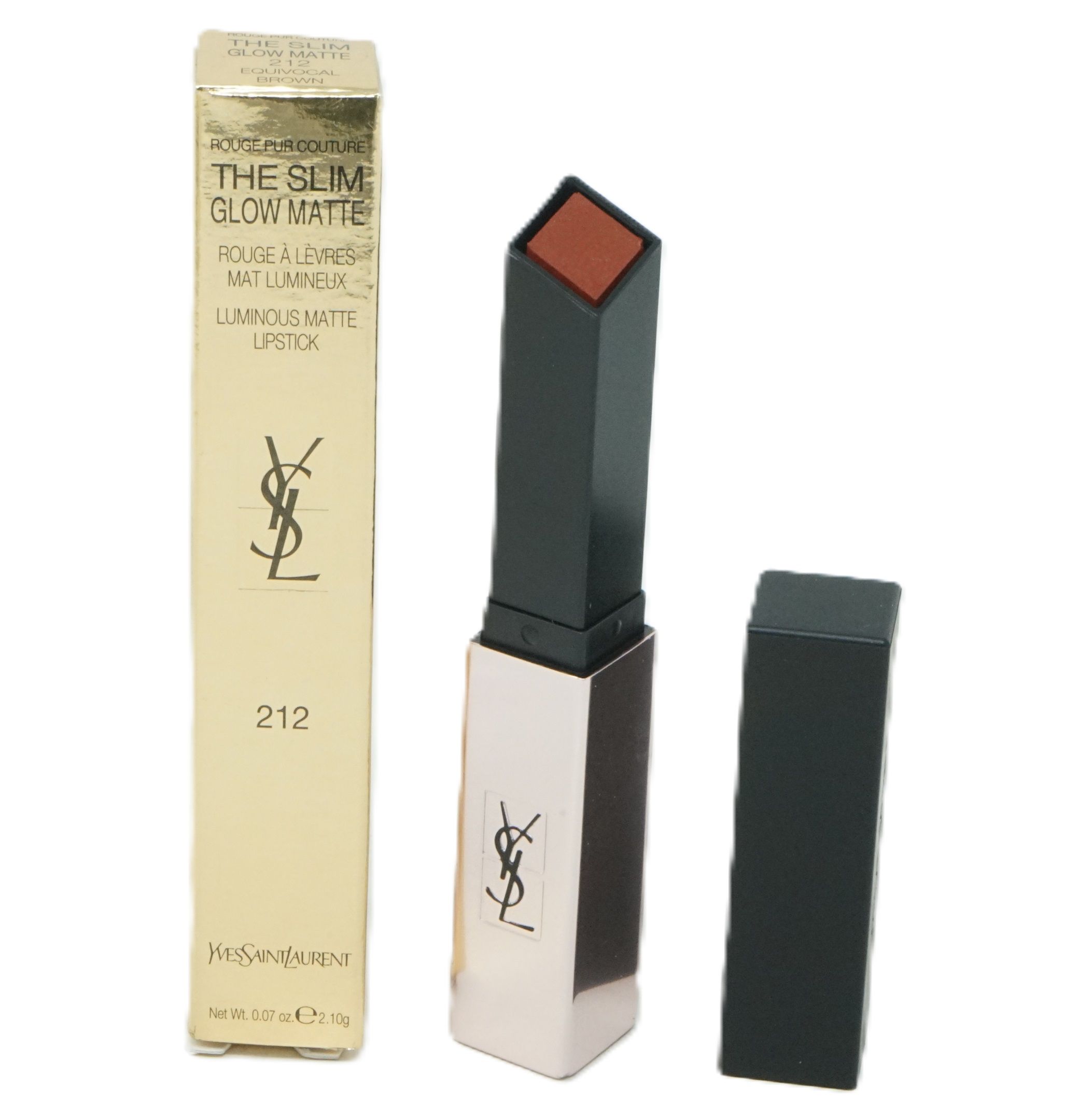 Yves Saint Laurent Lippenstift, geöffnet. Goldfarbene Verpackung mit Produktnamen und Logo. Schwarzer Lippenstift-Halter, braune Lippenstiftspitze.