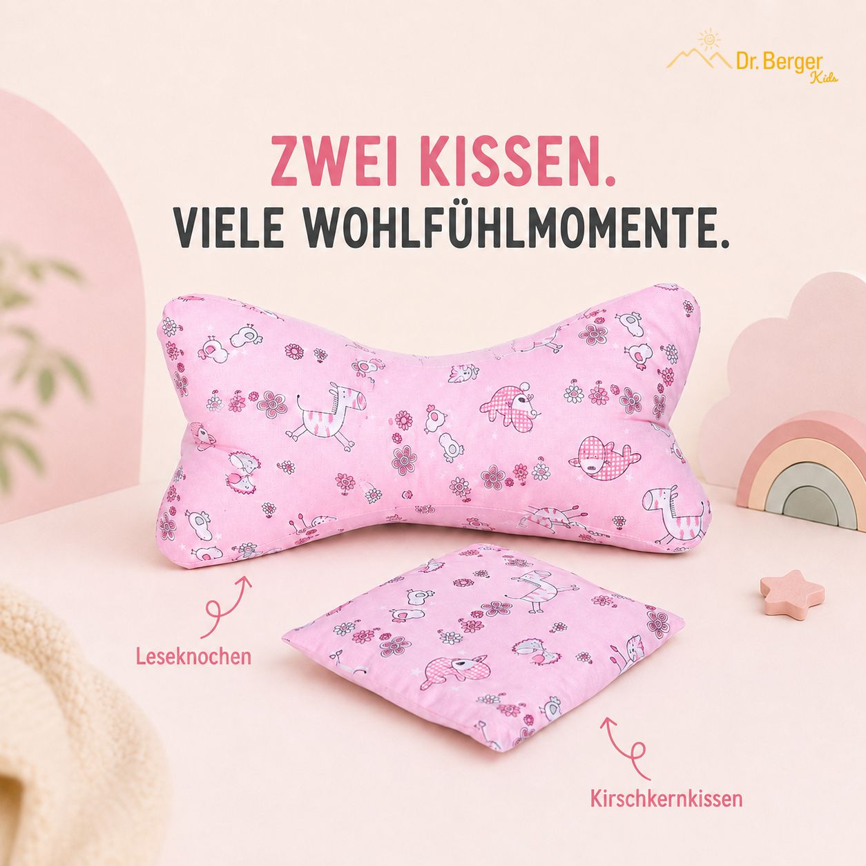 Zwei rosa Kissen mit Tiermotiven, ein Nackenkissen und ein Kirschkernkissen.