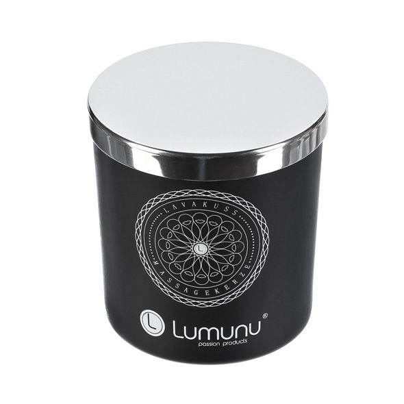 Schwarze Massagekerze mit silbernem Deckel. Aufschrift: Lavakuss, Lumunu. Kerze mit weißem Wachs.
