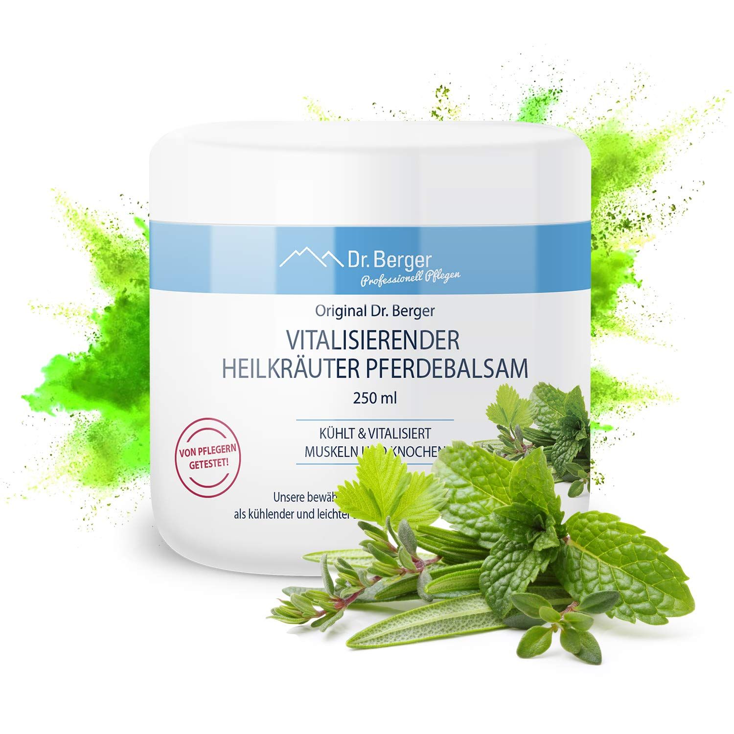Weißer Tiegel mit blauem Streifen und Produktbezeichnung. Kräuterabbildung. Grüner Hintergrund. Text: Vitalisierender Heilkräuter Pferdebalsam.