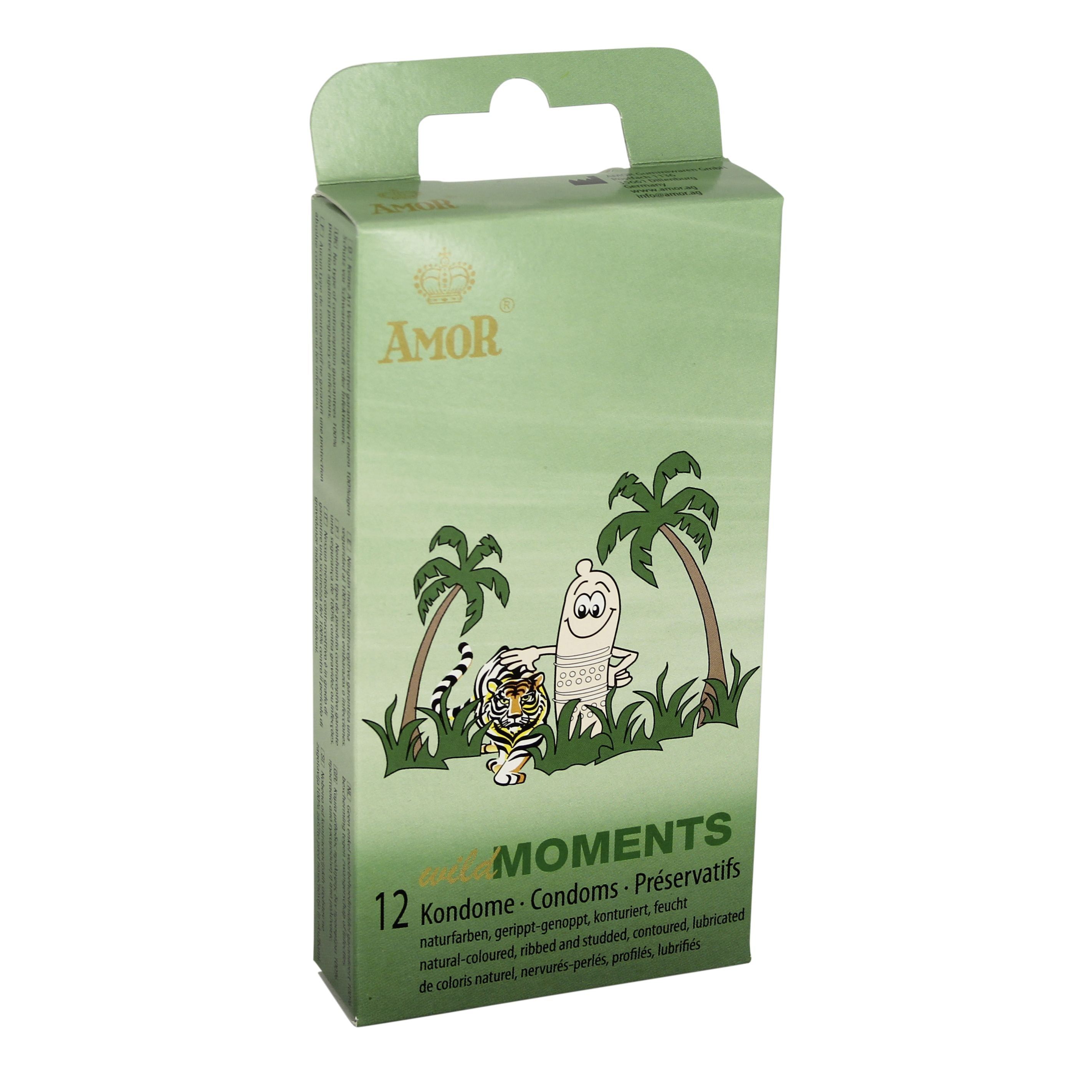 Grüne Schachtel mit AMOR-Logo und „wild MOMENTS“-Schriftzug. Illustrationen: Tiger, Palmen, Kondom-Figur. 12 Kondome.
