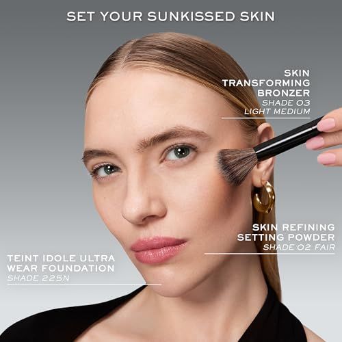 Frau mit Pinsel. Text: Skin Transforming Bronzer Shade 03 Light Medium. Skin Refining Setting Powder Shade 02 Fair. Teint Idole Ultra Wear Foundation Shade 225N.