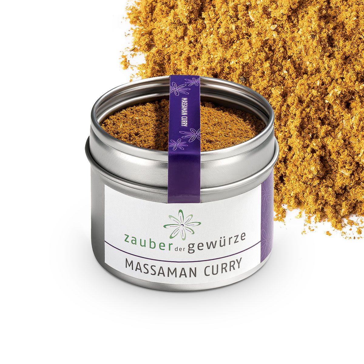 Metallbehälter mit Massaman Curry-Gewürzmischung. Aufkleber mit Logo und Schriftzug. Lila Band mit Schriftzug.